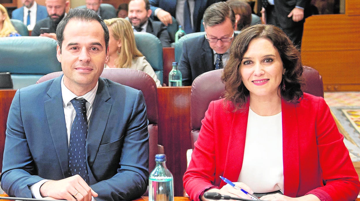 La presidenta Díaz Ayuso (PP), junto al vicepresidente Ignacio Aguado (Cs), en la Asamblea