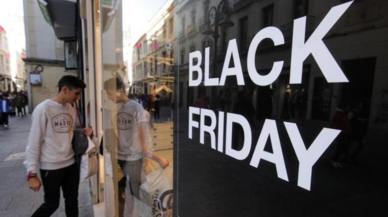 Un joven observa un escaparate con descuentos durante el Black Friday del año anterior