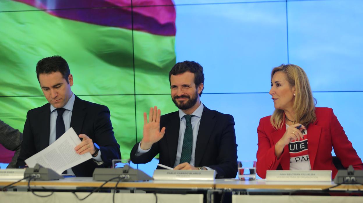 Pablo Casado, entre Teodoro García Egea y Ana Beltrán, en el Comité Ejecutivo Nacional