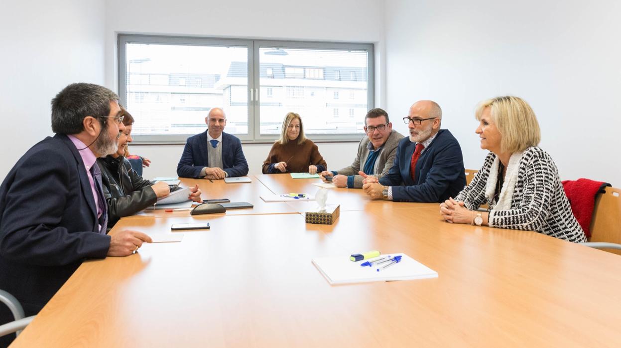 Las consejerías de Sanidad de Cantabria y Castilla y León diseñarán un convenio de colaboración que permita dar cobertura sanitaria en el Hospital Tres Mares de Reinosa. En la imagen los titulares del área Verónica Casado y Miguel Rodríguez