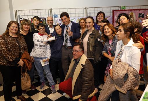 El presidente Mazón, con artistas participantes en Expocretiva 2019