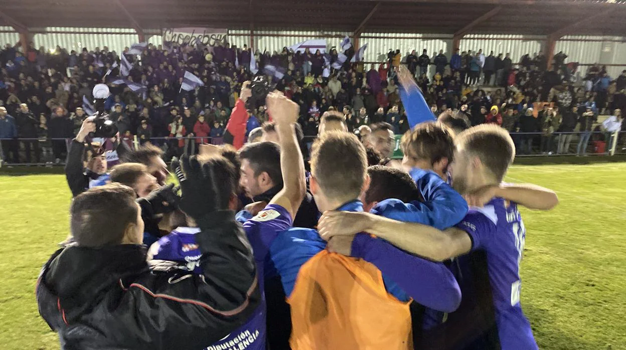 Los jugadores del Becerril celebren el pase a la siguiente ronda de la Copa del Rey