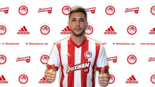 Guerrero posando con la camiseta de Olympiacos