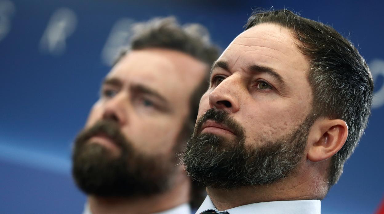 El presidente de Vox, Santiago Abascal, junto a Iván Espinosa de los Monteros, esta mañana en el Congreso