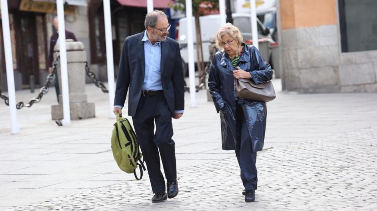 El ex delegado de Seguridad, Salud y Emergencias, Javier Barbero, pasea por el centro de Madrid con la exalcaldesa de Madrid, Manuela Carmena