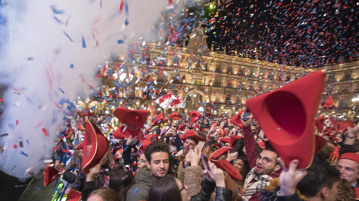 Cerca de 22.000 estudiantes se dieron cita el pasado año en la Plaza Mayor de Salamanca para tomar las tradicionales doce gominolas