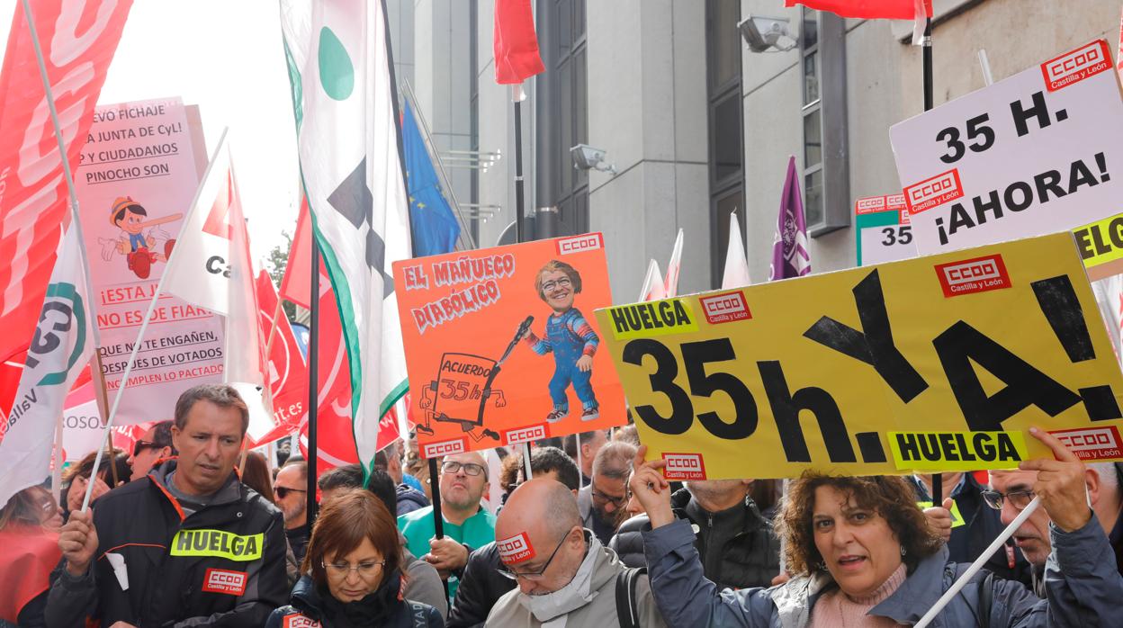 Protesta de los sindicatos para reclamar la vuelta a las 35 horas entre los empleados públicos de Castilla y León