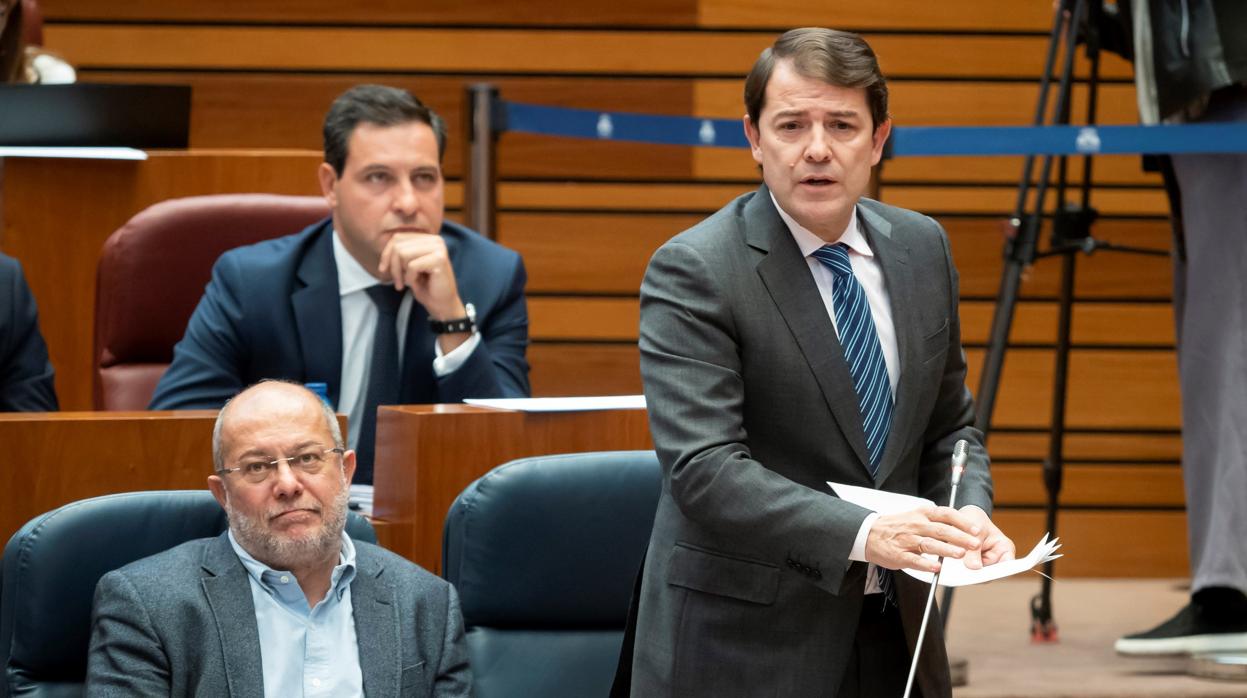 Francisco Igea y Alfonso Fernández Mañueco, en la bancada del Gobierno autonómico, ayer en las Cortes de Castilla y León