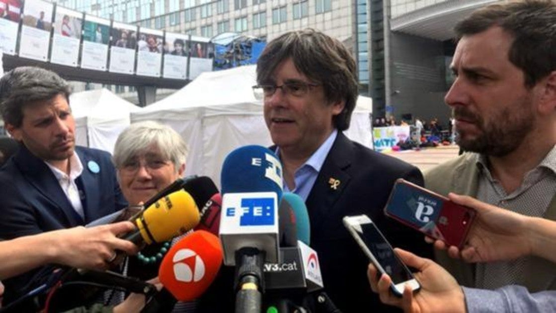 Puigdemont y Comin, en Bruselas, tras comunicarles el presidente del Parlamento Europeo que no les reconocía como eurodiputados