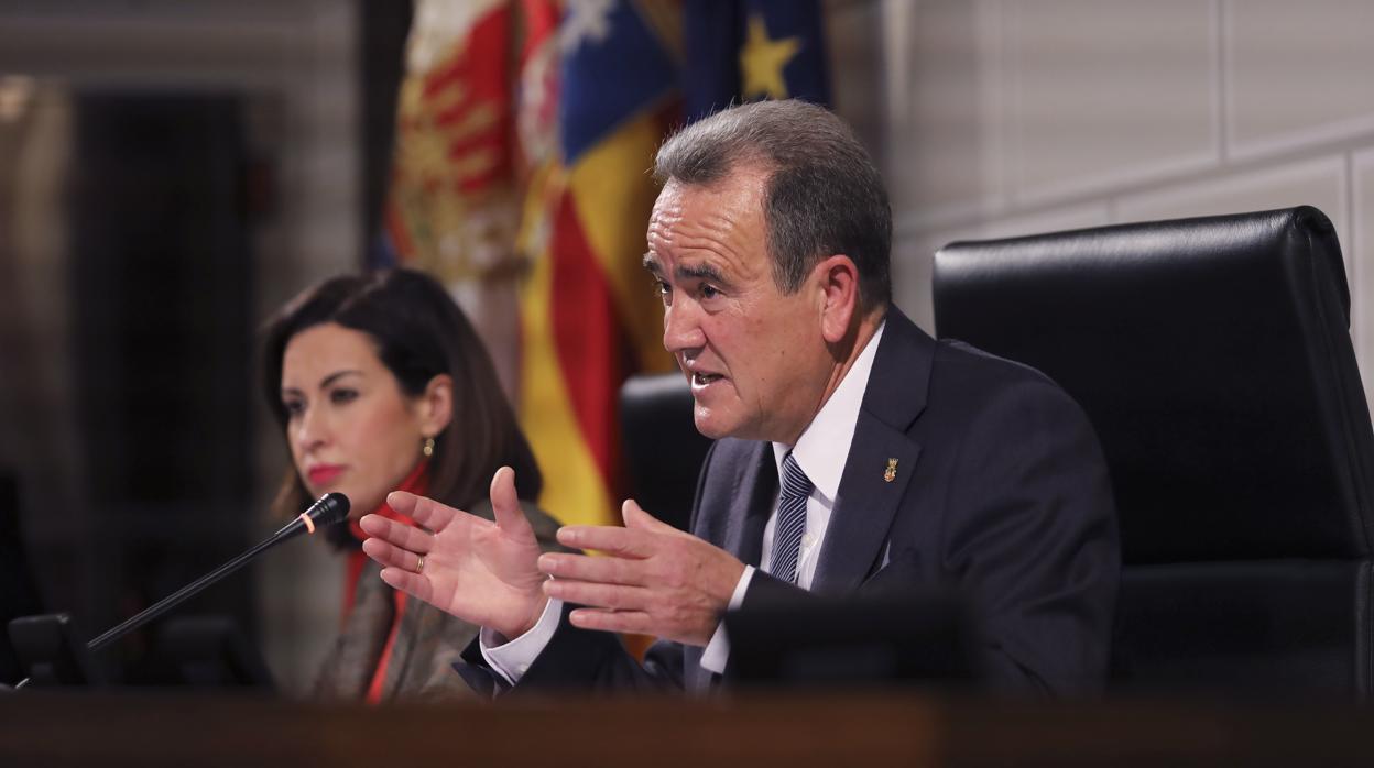 El presidente de la DPZ, Juan Antonio Sánchez Quero (PSOE), durante el Pleno de la Corporación