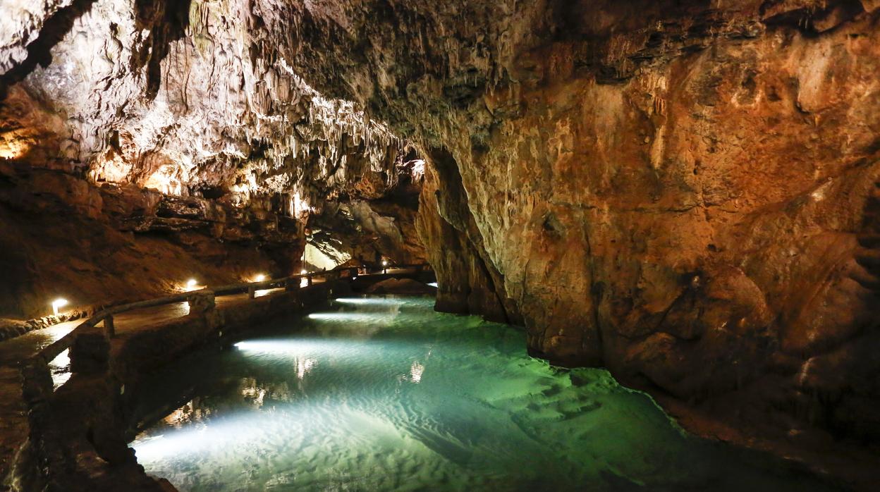 Una de las galerías de la Cueva de Valporquero, en León