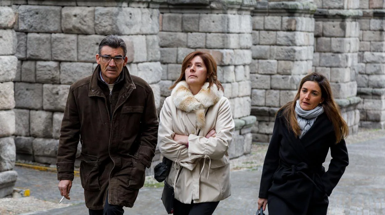 Los padres y la esposa de Victor Barrio a su llegda al juicio
