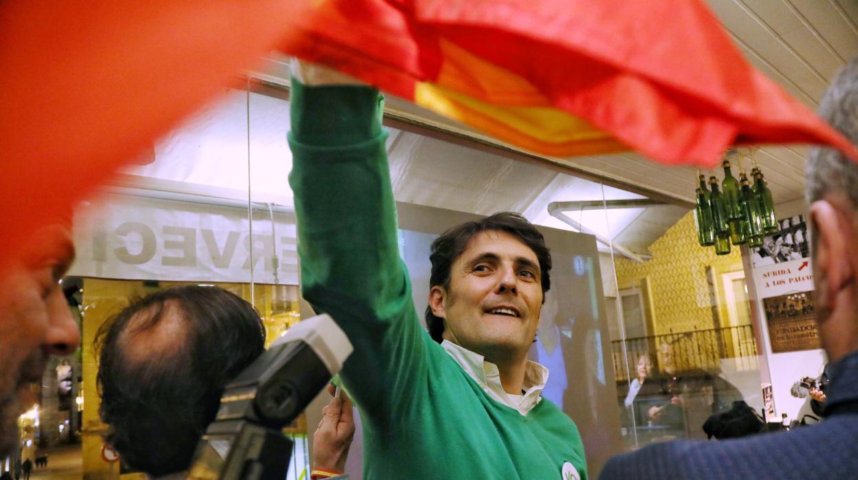 El candidato de Vox al congreso, Rodrigo Jiménez, celebra los resultados el pasado domingo