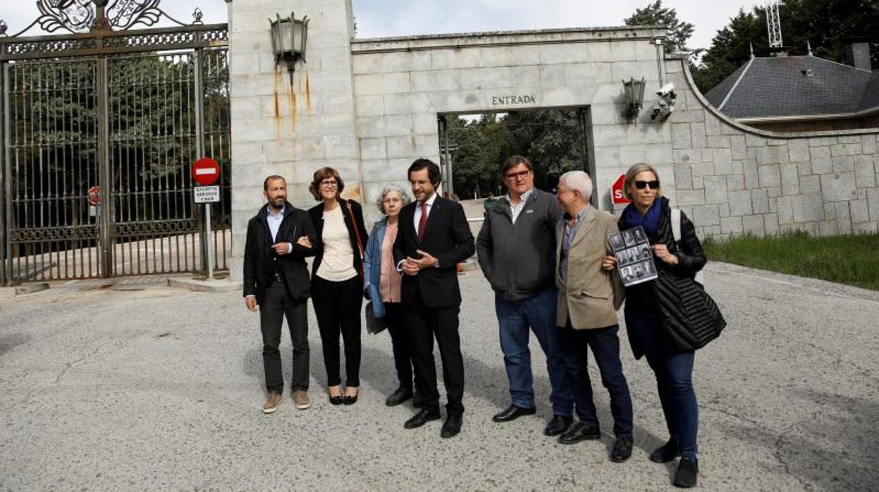 Los familiares de varias víctimas sepultadas en el Valle de los Caídos