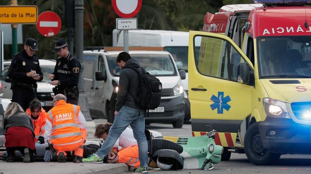 Sanitarios del SAMU atendiendo al motorista herido