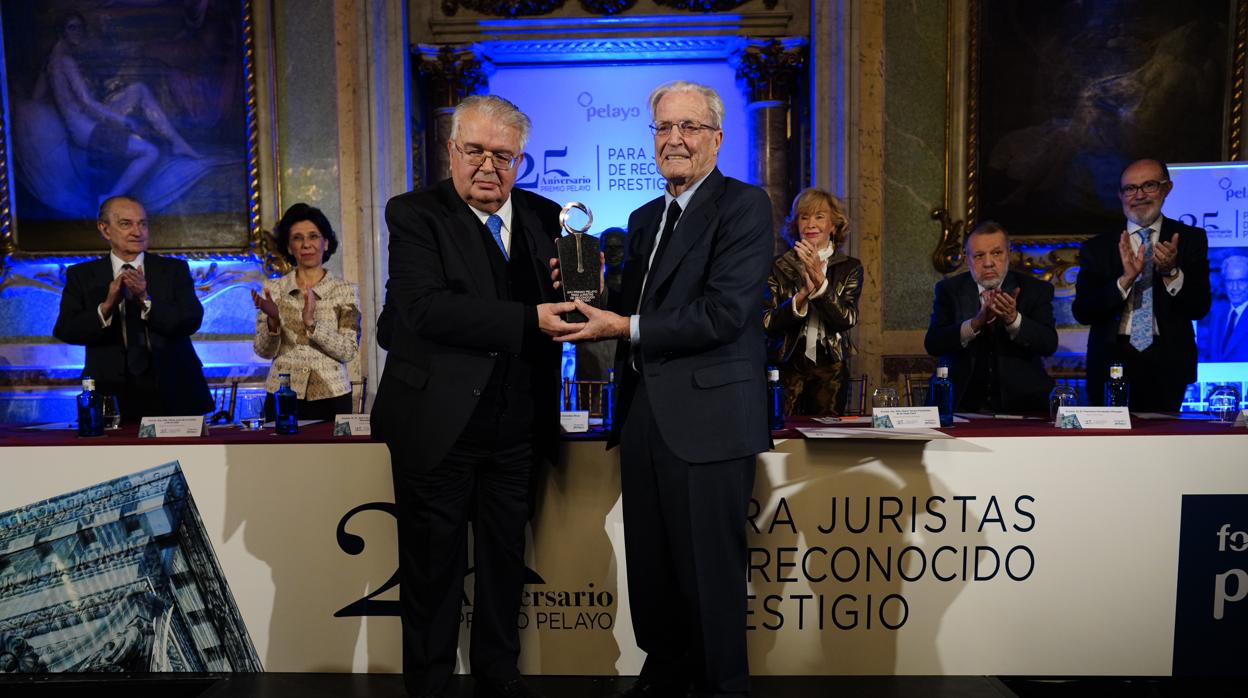 El presidente del Tribunal Constitucional, Juan José González, entregó el premio al abogado Antonio Garrigues Walker