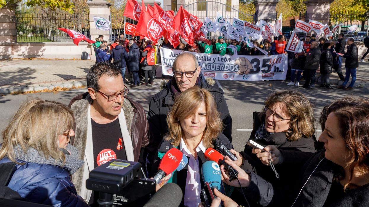 Los representantes de CCOO, UGT y CSI-F atienden a la prensa tras la reunión mantenida con la Junta en Presidencia