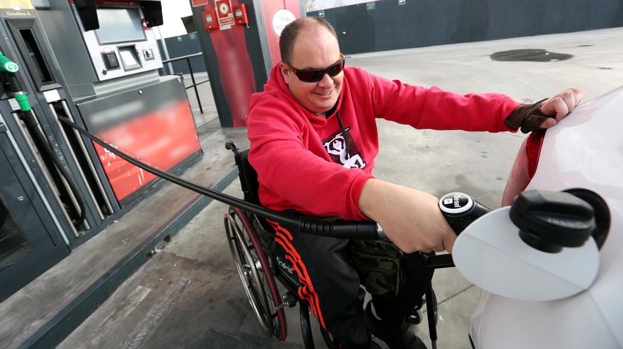 Antonio Estepa, en la gasolinera desatendida de Toledo donde llevó a cabo el reto