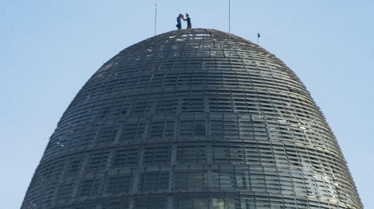 Las imagen de los dos jóvenes en los alto de la torre