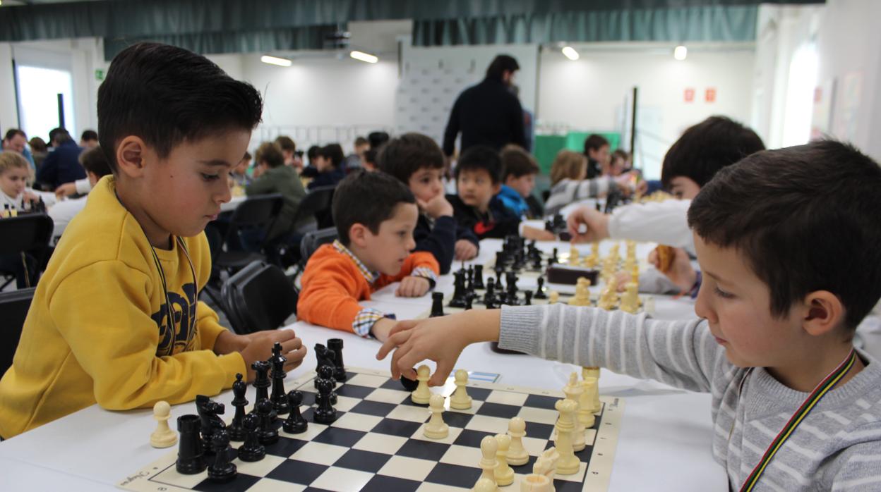 Escolares participando en el torneo en ELIS Murcia