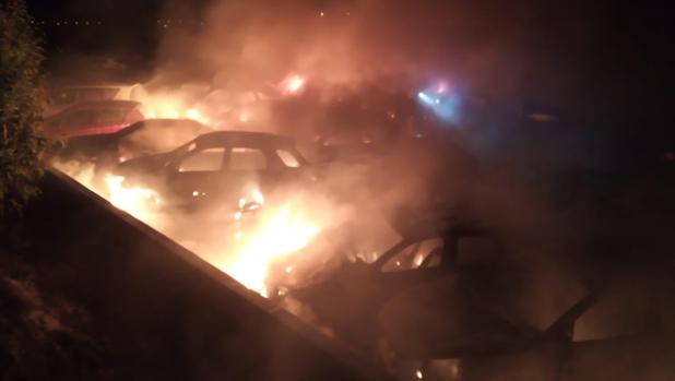 Un devastador incendio calcina de madrugada 41 coches aparcados
