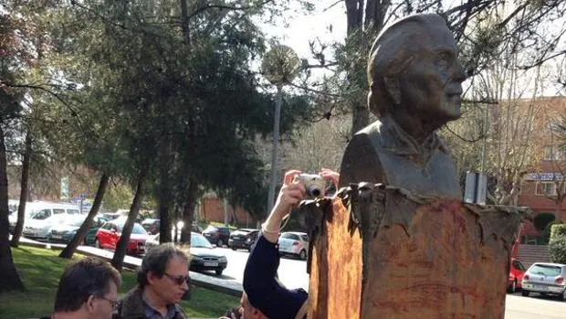Derriban la estatua de La Pasionaria en Rivas