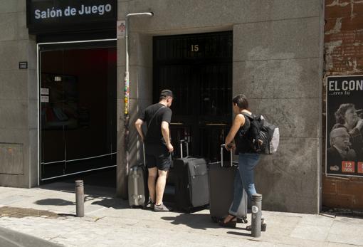 Dos turistas entran al portal de la calle del Príncipe, 15