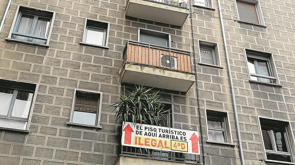 Los vecinos de Malasaña denuncian un piso turístico con carteles en sus balcones