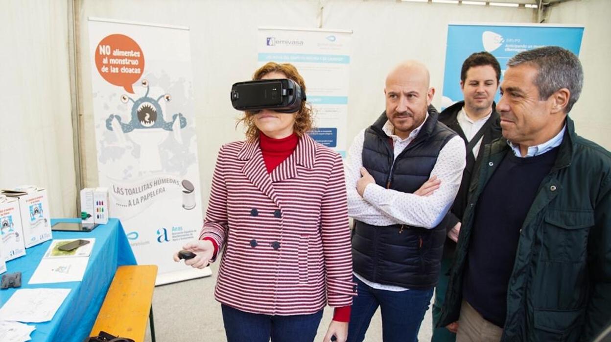 Una visitante del stand donde se ha presentado la campaña de concienciación