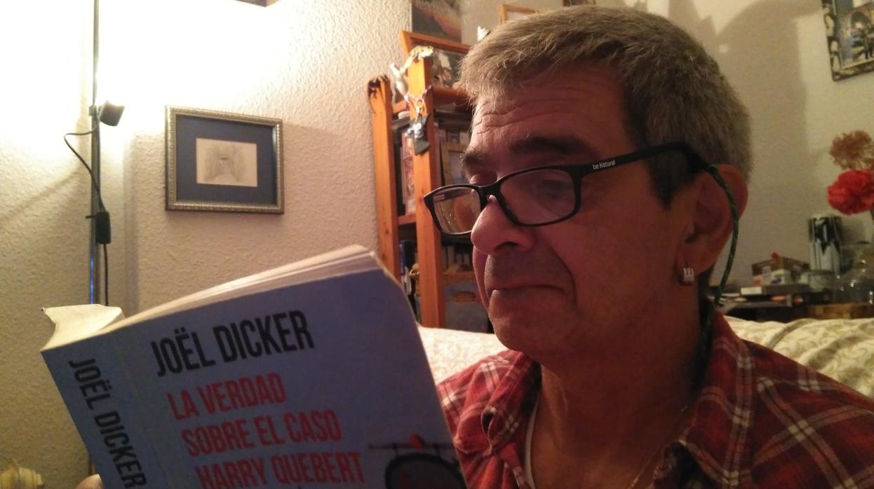 Peter se entretiene leyendo