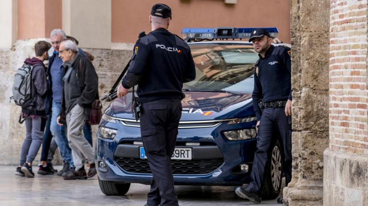 Dos policías nacionales en una intervención en Valencia