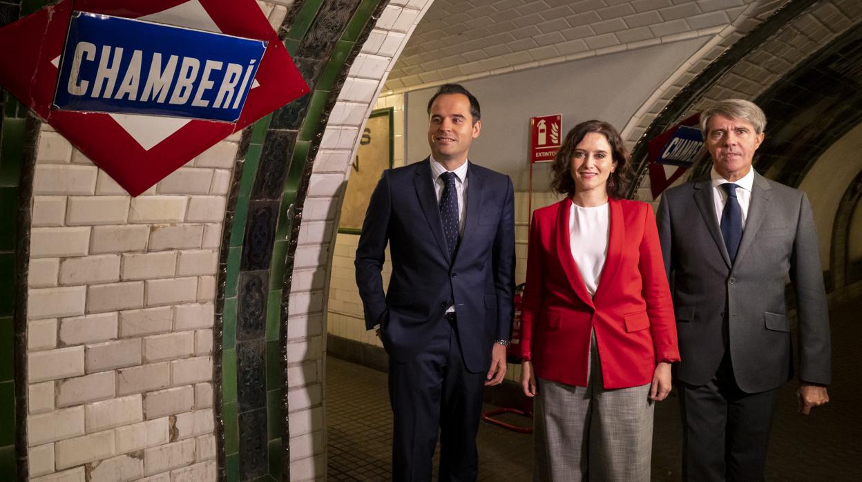 La presidenta madrileña, Isabel Díaz Ayuso, entre Ignacio Aguado (izqda.) y Ángel Garrido