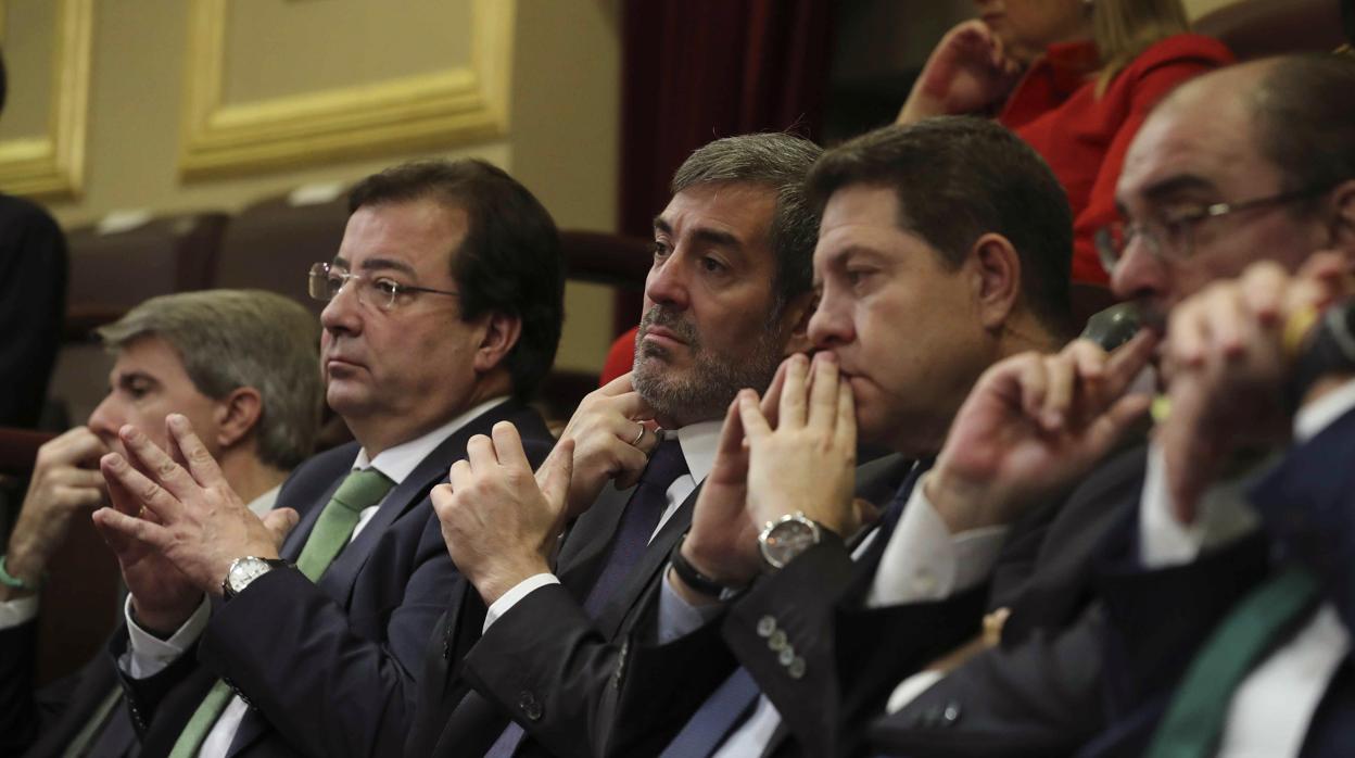 Guillermo Fernández Vara (izqda.), junto a Emiliano García Page y Javier Lambán (tercero y cuarto de izqda. a dcha.), en un acto en el Congreso