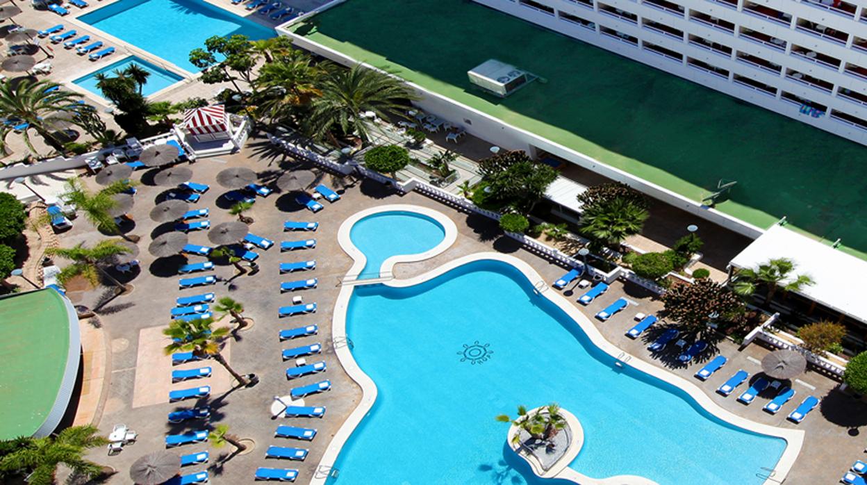 Terraza y piscina sin turistas en un hotel de Benidorm