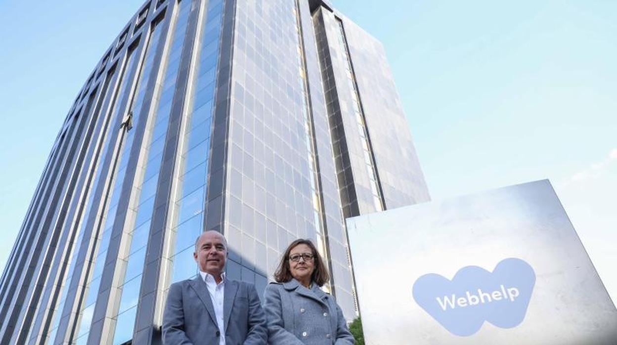 El presidente y CEO de LG Electronics Iberia, Jaime de Jaraíz, y la presidenta de Webhelp, Helena Guardans, junto al centro inaugurado en Valencia