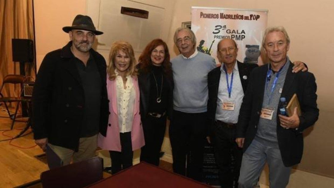 (De izqda a dcha): Juan Antonio Ipiña 'Tontxu', director institucional de música de la Fundación SGAE; Helena Bianco (Los Mismos); Pilar Jurado, presidenta de SGAE; Pepe Barranco (Los Pasos); Pepe Bel, presidente de la Asociación PMP; y Francis Cervera (Los Brincos)e