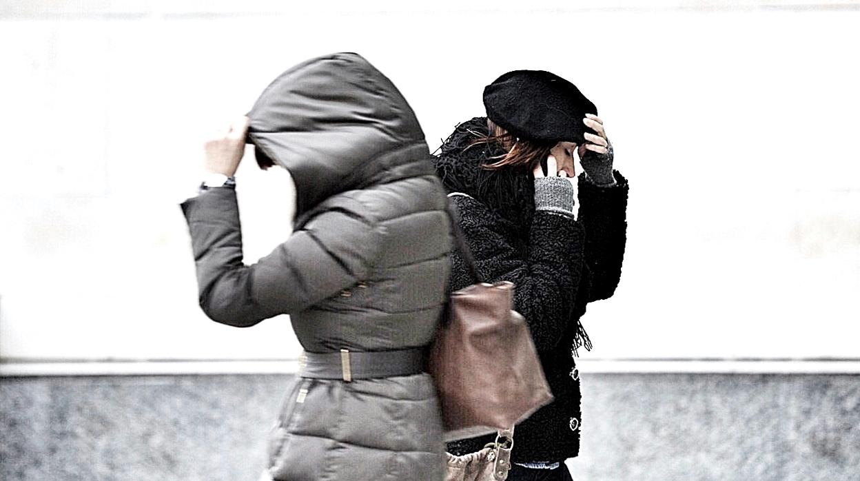 Imagen de dos mujeres protegíendose del frío tomada en el centro de Valencia