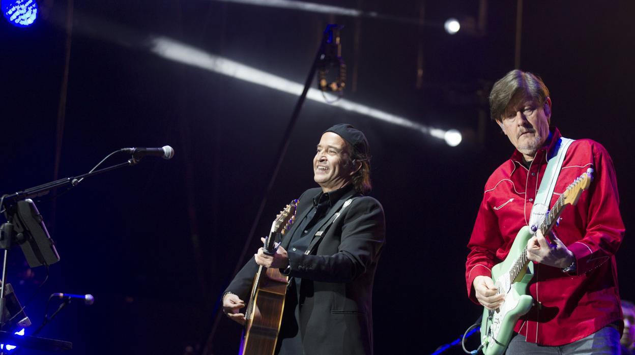 Álvaro Urquijo y Ramón Arroyo, de Los Secretos, la noche del domingo en el Wizink Center de Madrid