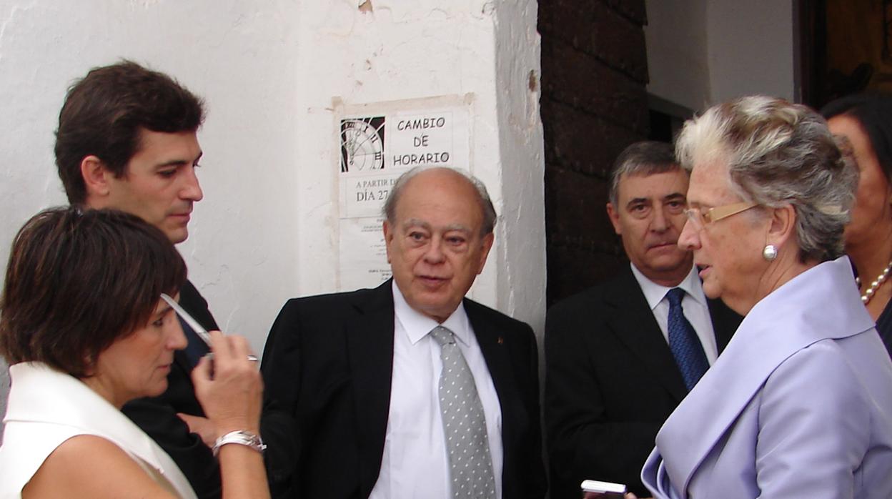 Marta Pujol, junto a sus padres, Jordi Pujol y Marta Ferrusola, en la boda de su hermano Oleguer en 2007