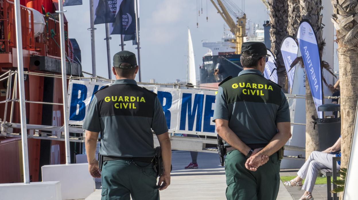 Imagen de archivo de dos efectivos de la Guardia Civil