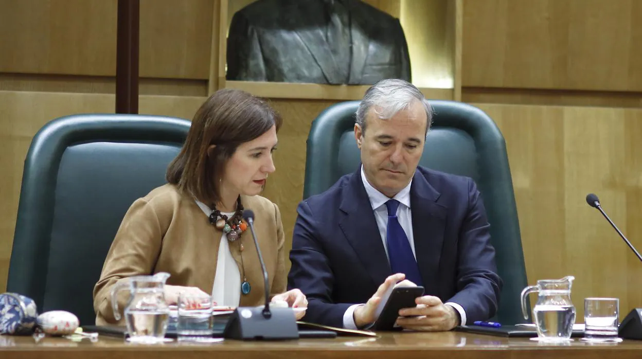 El alcalde de Zaragoza, Jorge Azcón (PP), junto a la teniente de alcalde Sara Fernández (Cs)