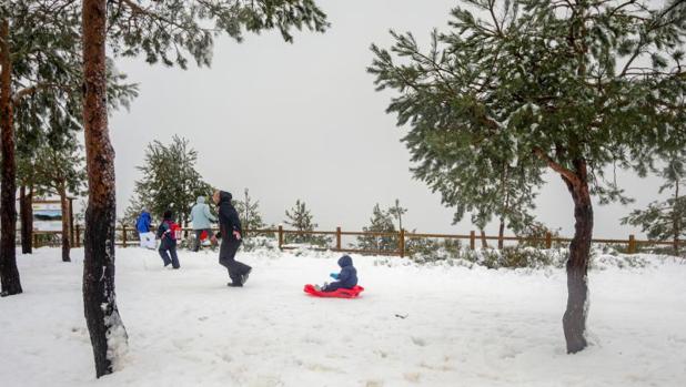 La estación de esquí de Navacerrada prevé abrir este viernes en el estreno de su temporada más temprana