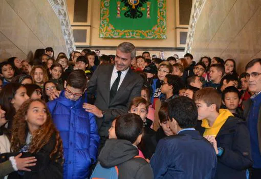 Álvaro Gutiérrez rodeado de los escolares de Seseña y Torrijos