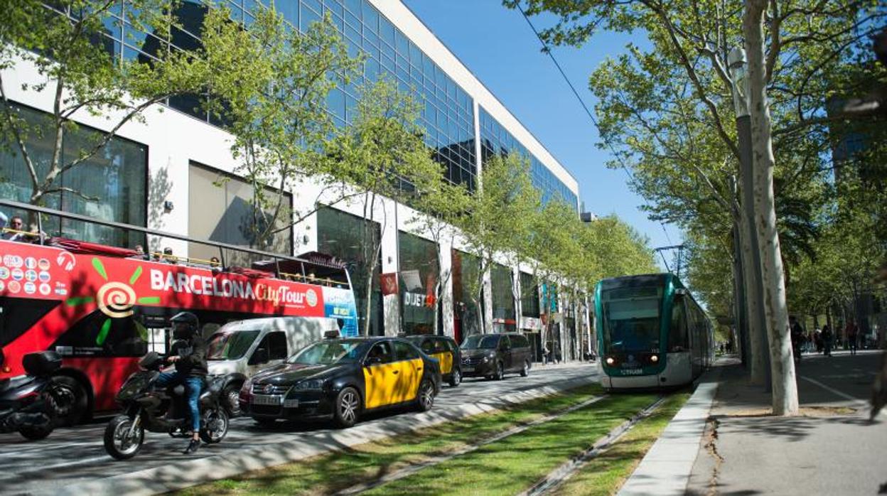 El Tram, a su paso por la zona de Glòries