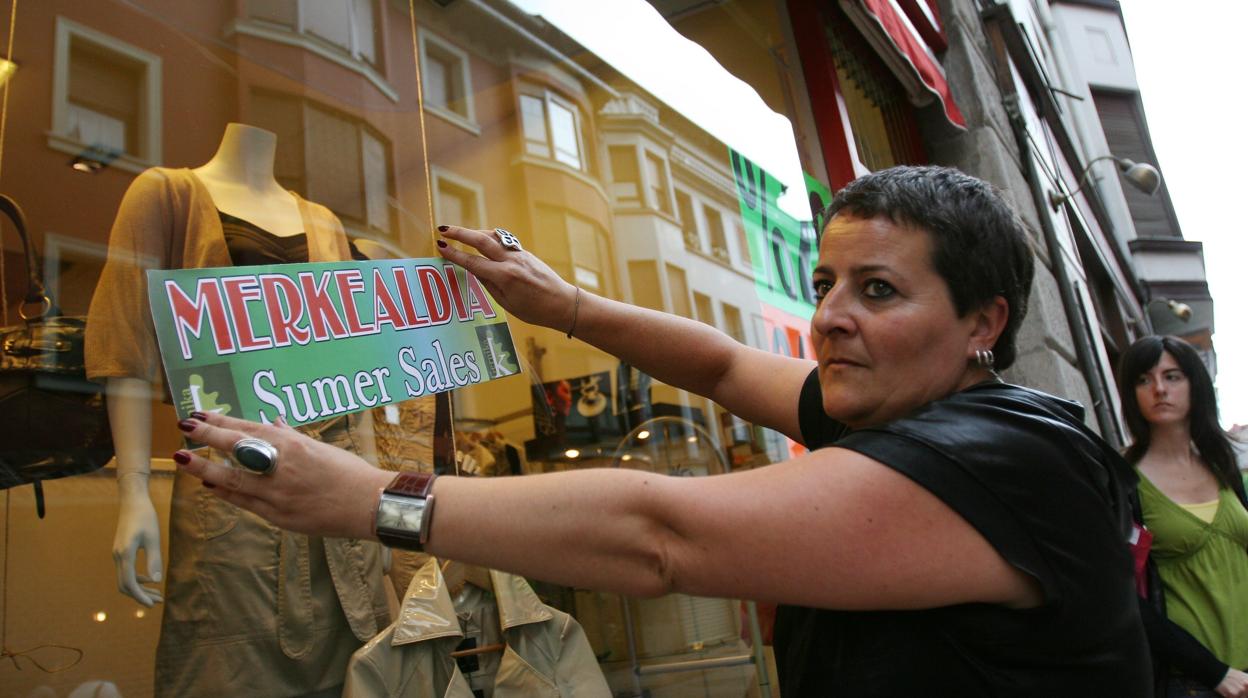 Cartel en euskera en una tienda de Guernica