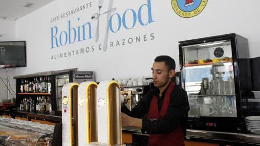 Camarero del restaurante Robin Hood echando una caña