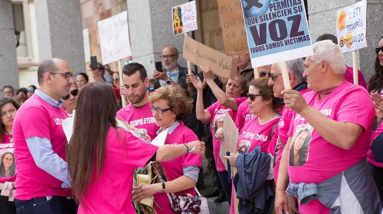 Los familiares de Leticia Rosino en una concentración celebrada en Zamora para pedir el endurecimiento de las penas en la Ley del Menor