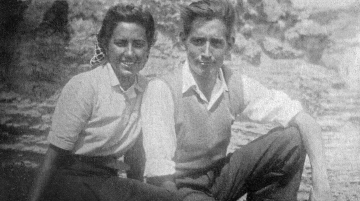 Un joven Miguel Delibes con su mujer Ángeles Castro