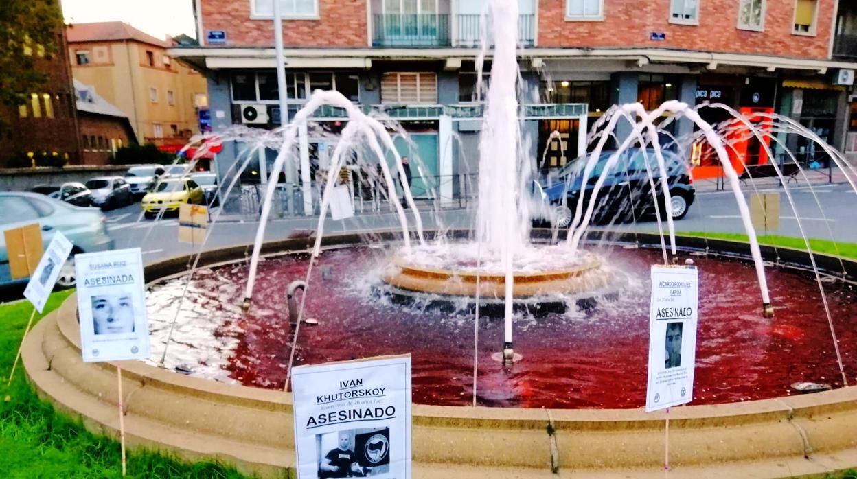 Imagen de una de las fuentes con el agua teñida de rojo