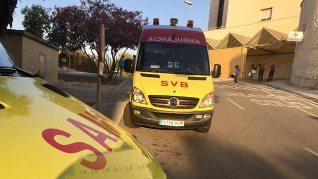 Hospitalizado grave un peatón atropellado cuando caminaba de noche por la nacional N-340